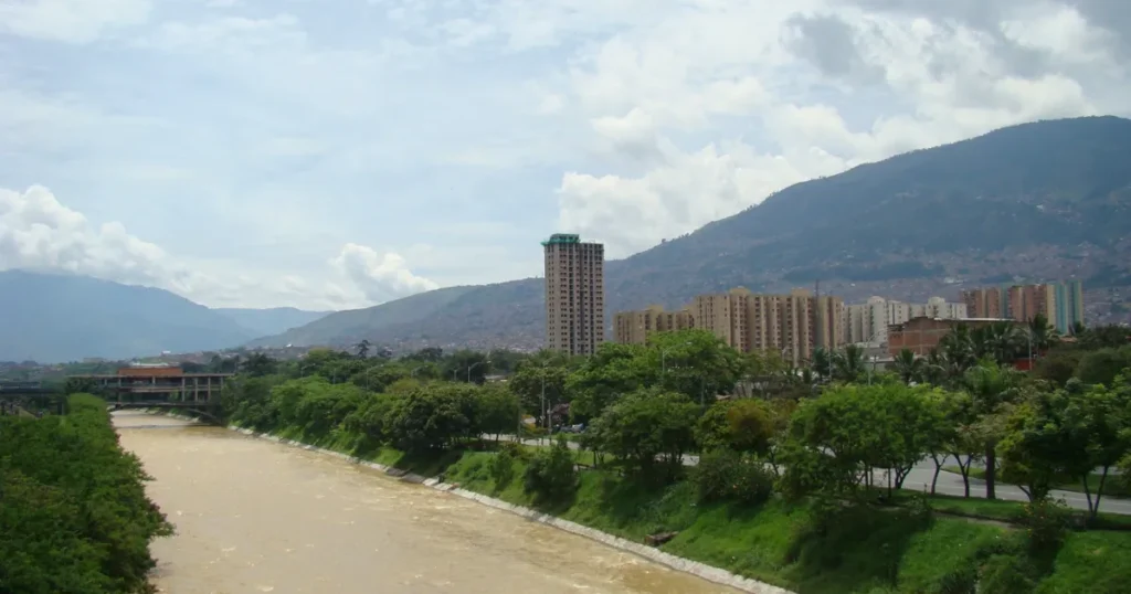 Vista del parque Parques del Río en Medellín con río y vegetación urbana