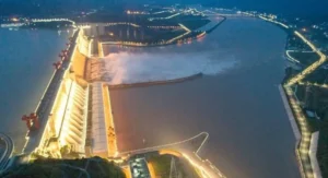 Vista aérea nocturna de la presa de las Tres Gargantas en el río Yangtsé, China