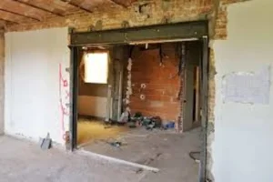 Apertura estructural con viga tras tirar una pared maestra durante una reforma