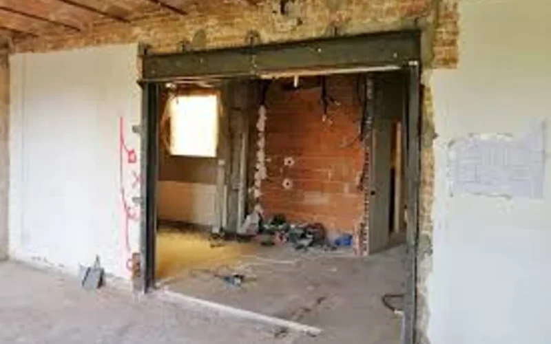 Apertura estructural con viga tras tirar una pared maestra durante una reforma