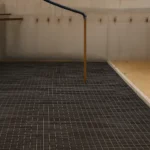 Manguera negra conectada a tubo vertical en cimentación profunda para evacuación de agua freática