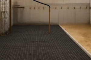 Manguera negra conectada a tubo vertical en cimentación profunda para evacuación de agua freática