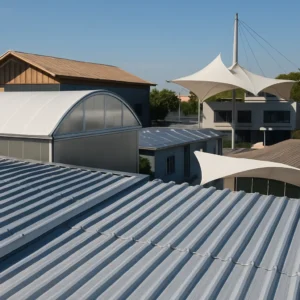 Vista realista de diferentes cubiertas ligeras: chapa grecada, policarbonato, membrana tensada y madera técnica en un entorno industrial moderno.