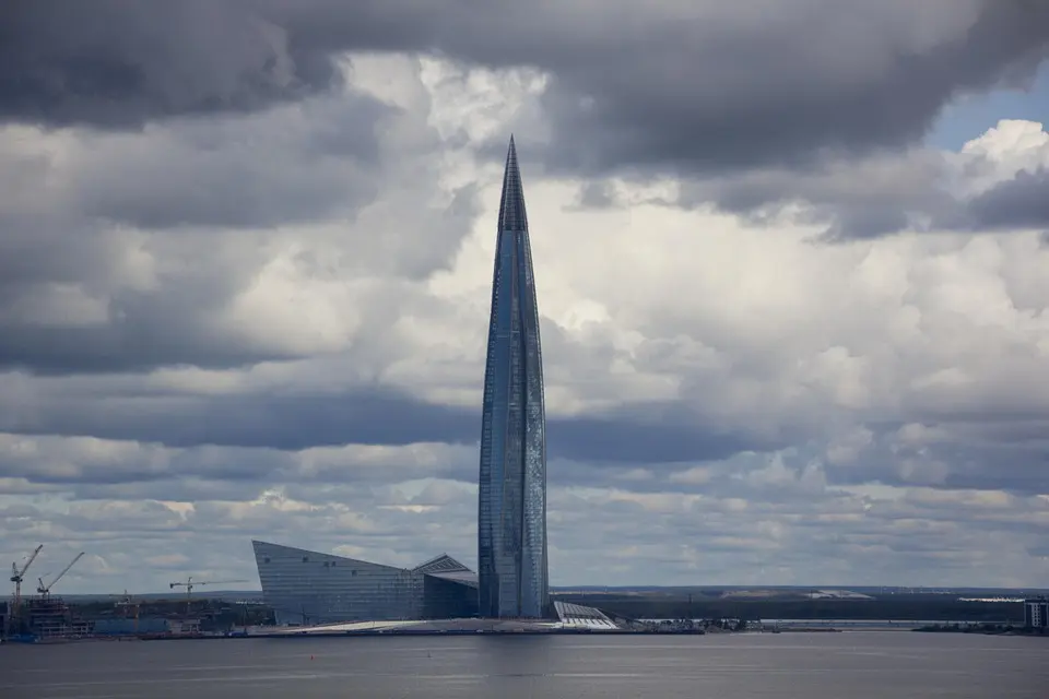 Vista panorámica del Lakhta Center desde el golfo de Finlandia durante el día