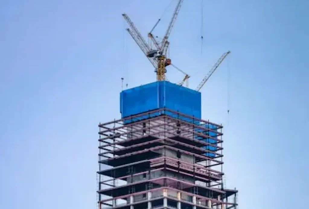 Rascacielos en construcción con marco de acero expuesto en las plantas superiores