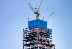 Rascacielos en construcción con marco de acero expuesto en las plantas superiores