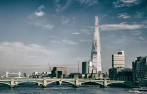 Vista de The Shard en Londres junto al puente Southwark y el río Támesis