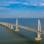 Imagen panorámica del puente Hong Kong–Zhuhai–Macao cruzando el mar