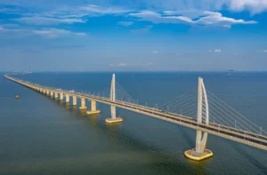 Imagen panorámica del puente Hong Kong–Zhuhai–Macao cruzando el mar
