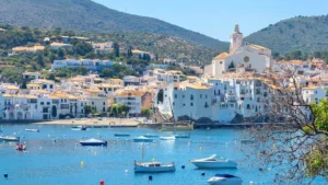 vista panorámica de Cadaqués con arquitectura mediterránea y casas blancas frente al mar