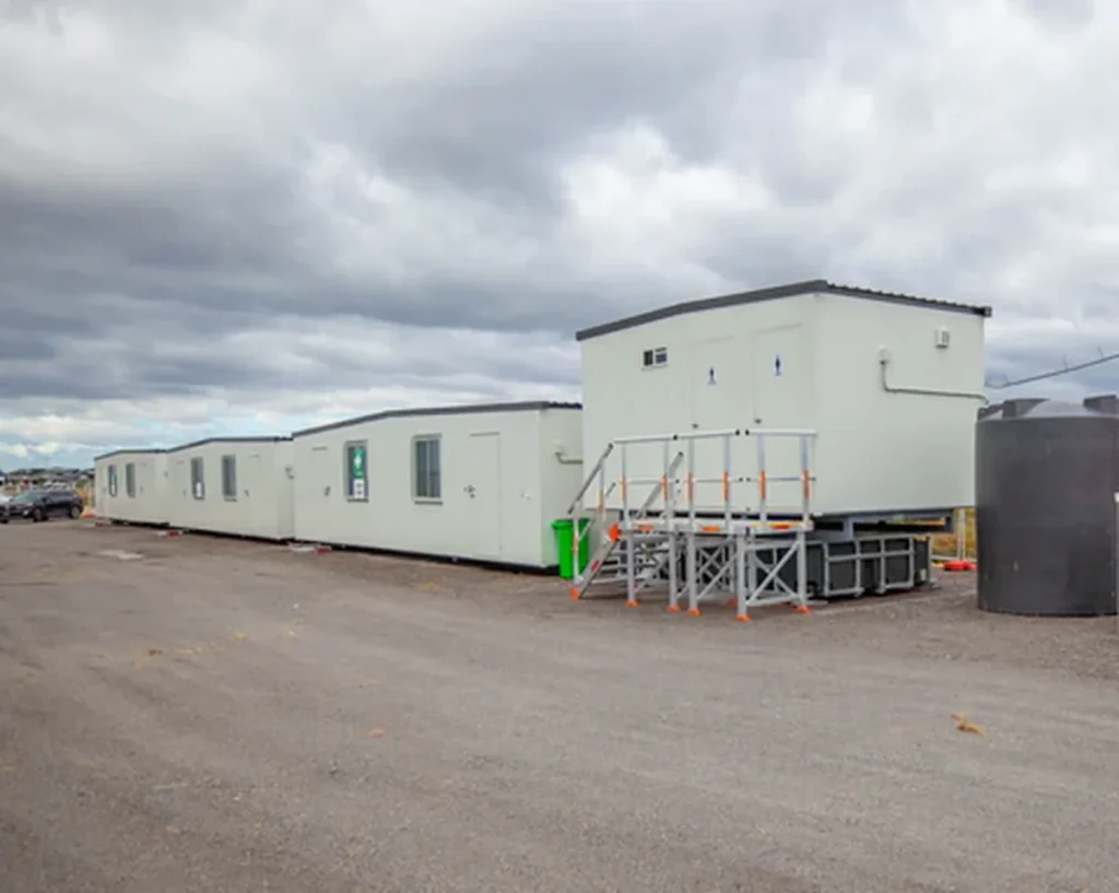 Módulos 3D prefabricados de Atom Modular en zona de instalación