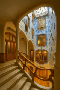 Interior de Casa Batlló reformado con escaleras de Gaudí y luz natural
