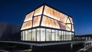Fachada iluminada de la DFAB House construida con robótica y fabricación digital en ETH Zúrich