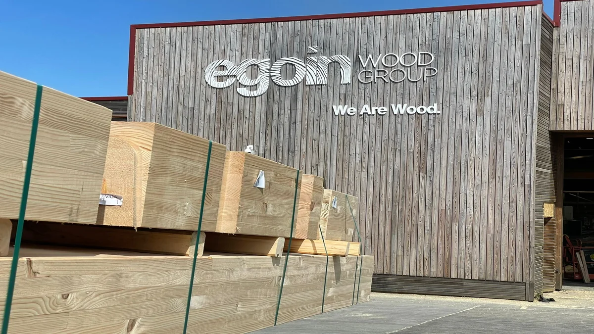 Egoin CLT con paneles de madera apilados en el exterior