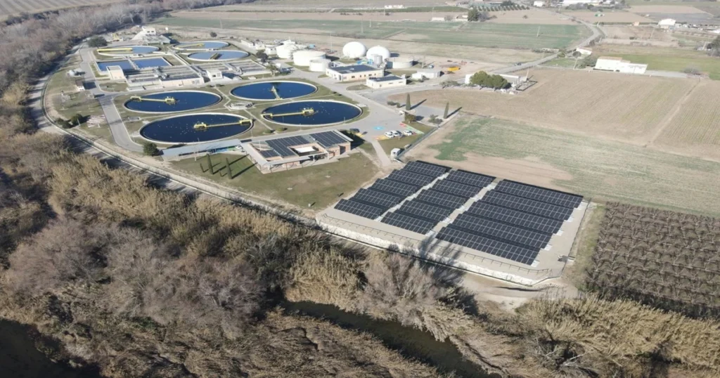 Infraestructura de FCC construcción sostenible con paneles solares y tratamiento de aguas en América Latina