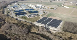 Infraestructura de FCC construcción sostenible con paneles solares y tratamiento de aguas en América Latina