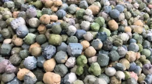 Grava sintética ultraligera hecha con plásticos reciclados por Arqlite