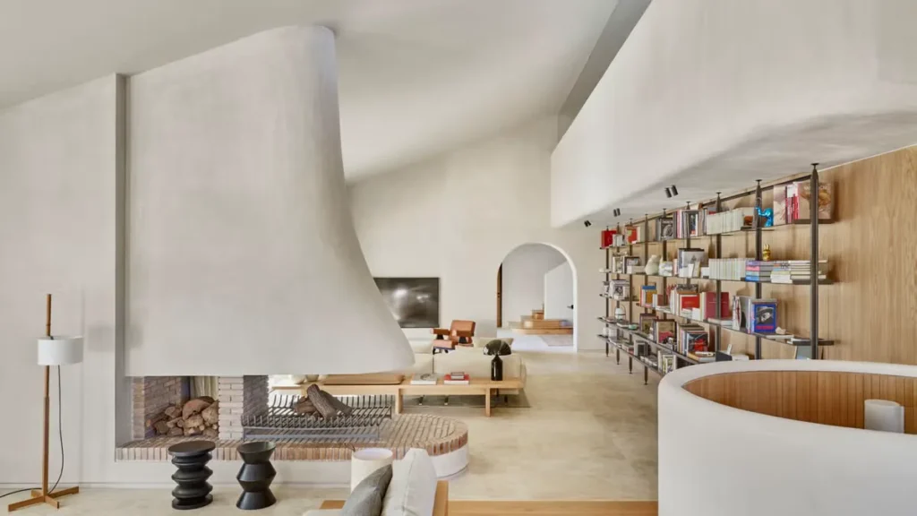 interior contemporáneo con chimenea curva y paredes de estuco a la cal