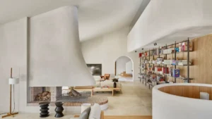 interior contemporáneo con chimenea curva y paredes de estuco a la cal