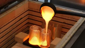 Vertido de vidrio fundido en molde impreso en 3D para ladrillos de vidrio reciclado