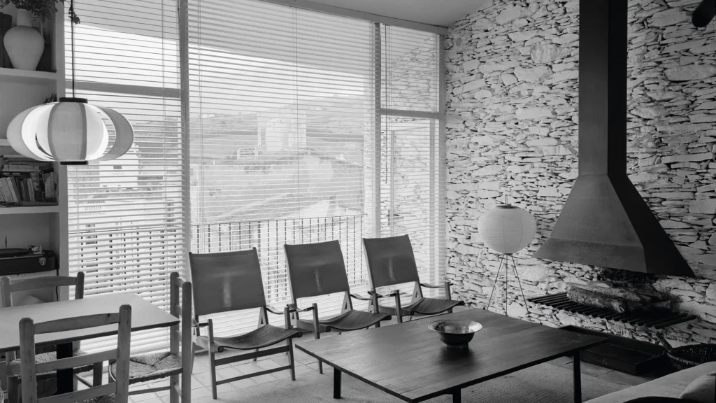 Imagen histórica de la Casa Senillosa, diseñada por Coderch en 1956, donde aparece la primera versión de la lámpara Disa.