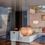 lámpara Disa iluminando un salón de diseño contemporáneo