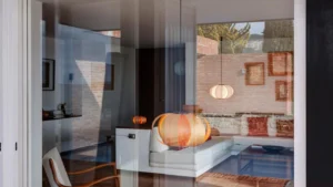 lámpara Disa iluminando un salón de diseño contemporáneo