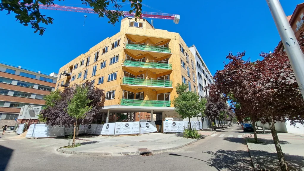 Edificio en construcción con estructura de madera técnica en Madrid