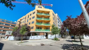 Edificio en construcción con estructura de madera técnica en Madrid