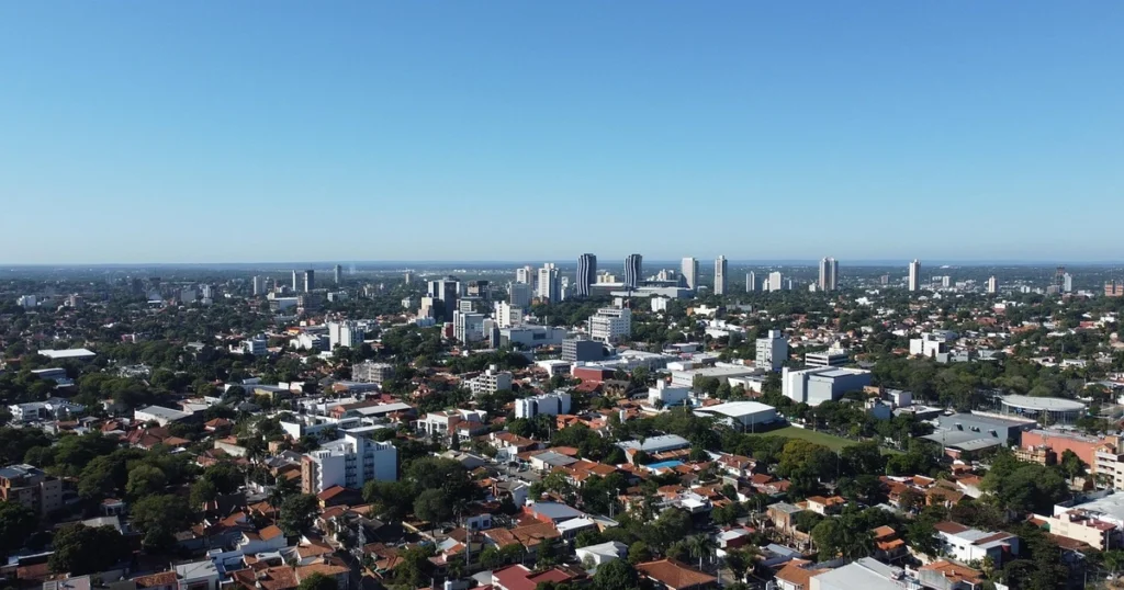 Vista aérea de Asunción, Paraguay, con desarrollo inmobiliario vertical y zonas residenciales