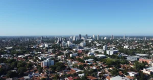 Vista aérea de Asunción, Paraguay, con desarrollo inmobiliario vertical y zonas residenciales