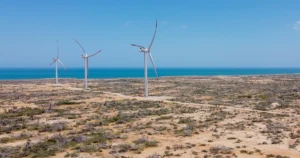 Parque eólico en La Guajira, Colombia, con vista al mar representando Windpeshi
