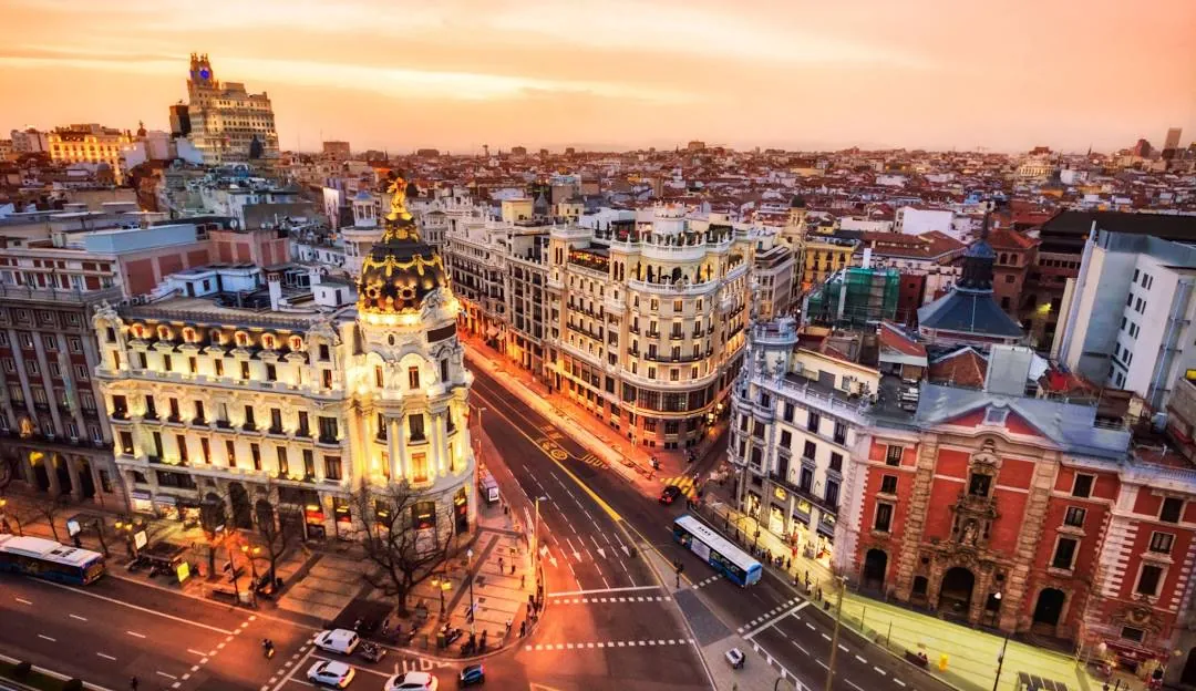 Vista panorámica de Madrid al atardecer, representando el mercado inmobiliario español y la previsión del precio de la vivienda en España