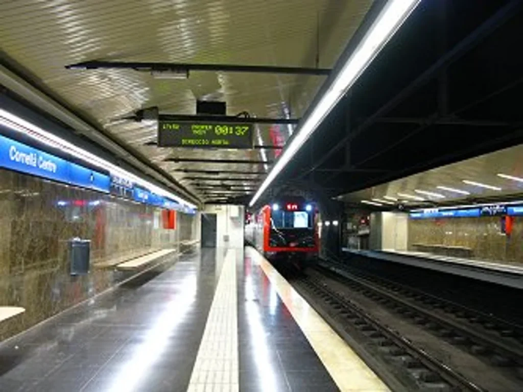 Estación de Cornellà Centro. El transporte público, clave en la previsión del precio de la vivienda