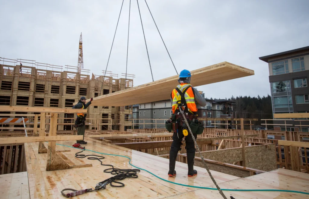 montaje de panel estructural CLT en obra con madera técnica