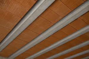 Detalle de forjado unidireccional con semiviguetas de hormigón y bovedillas cerámicas visto desde abajo