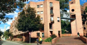 conjunto de vivienda de interés prioritario Colombia, edificios reales en Bogotá