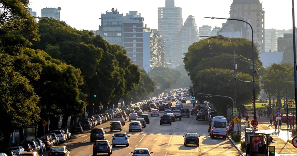 Avenida en Buenos Aires con edificios residenciales y tráfico, contexto de la vivienda social en Argentina