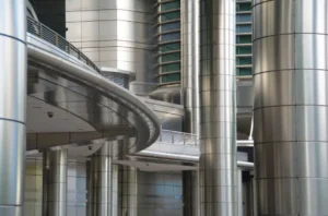 Fachada arquitectónica moderna con acero inoxidable