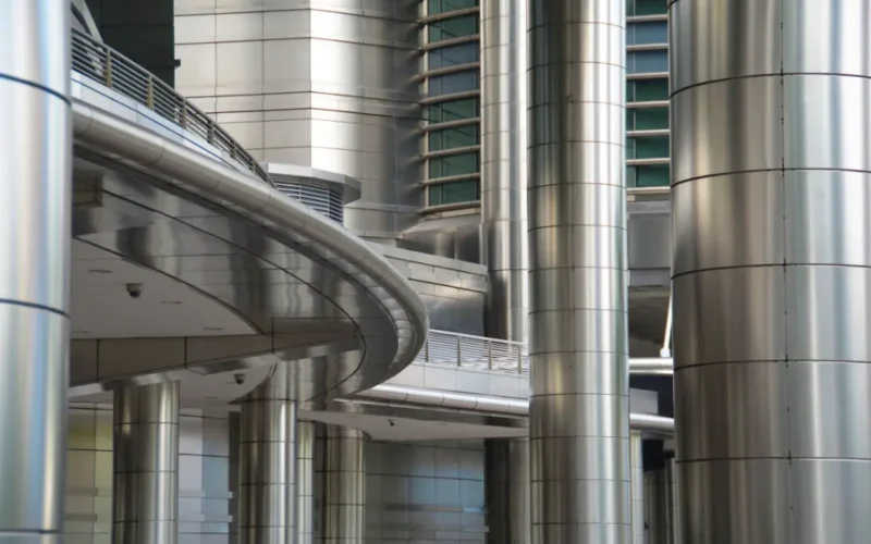 Fachada arquitectónica moderna con acero inoxidable