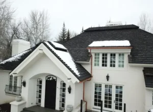 Tejado de pizarra con nieve parcial en vivienda de montaña