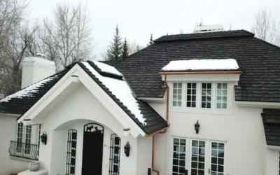 Tejado de pizarra con nieve parcial en vivienda de montaña