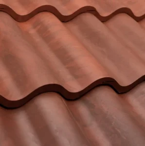 Detalle de cubierta con teja sintética ondulada color terracota