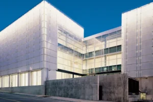 Fachada de edificio contemporáneo construida con paneles de acrílico translúcido