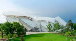 Fachada principal de la Fundación Louis Vuitton con velas de vidrio y entorno ajardinado