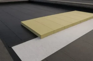 Cubierta plana con lámina asfáltica, geotextil extendido y paneles de aislamiento térmico XPS en instalación