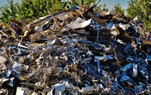 Montón de chatarra metálica con piezas oxidadas y restos industriales en un depósito de reciclaje.