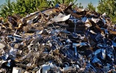 Montón de chatarra metálica con piezas oxidadas y restos industriales en un depósito de reciclaje.