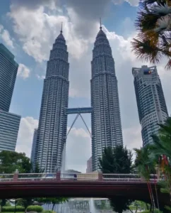 Torres Petronas de Kuala Lumpur con el Skybridge y entorno urbano.