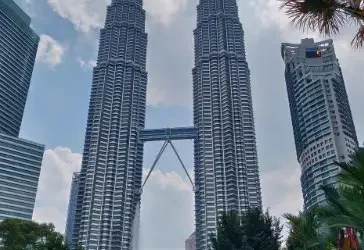 Torres Petronas de Kuala Lumpur con el Skybridge y entorno urbano.